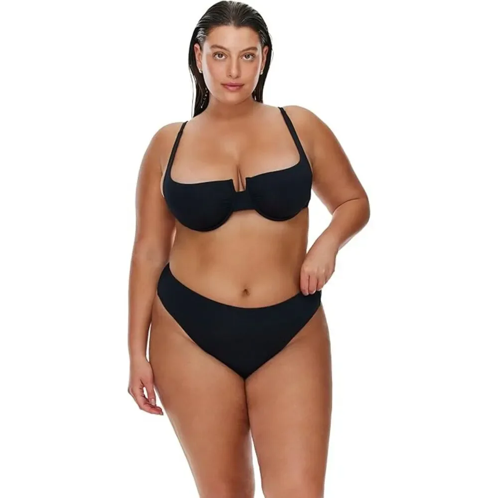 NWT Gottex Flirtt Black Underwire Bikini Top- Adjustable Straps and Hook Closure